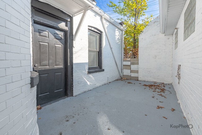 Building Photo - 6259 W Peterson Ave