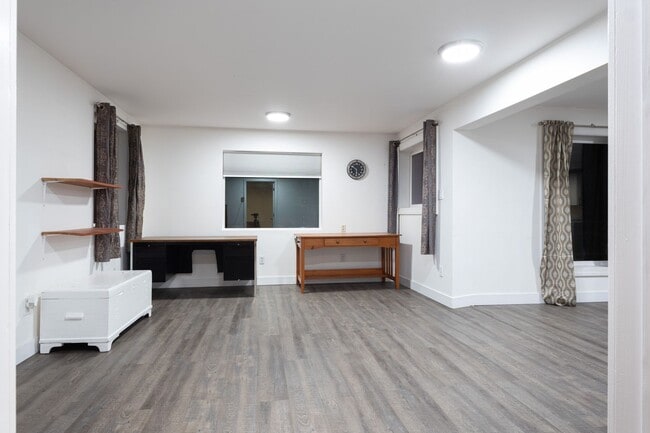 Building Photo - Beautiful 2 Bedroom, 1 Bath, 3 Car Garage Home with 5 Acres off CHSPR