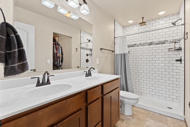 Building Photo - 4 BED | 3 BATH | DOUBLE GARAGE | RAPID VALLEY