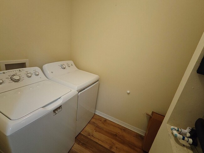 Building Photo - Charming & Modern 3-Bedroom Home with Bright Open Layout!