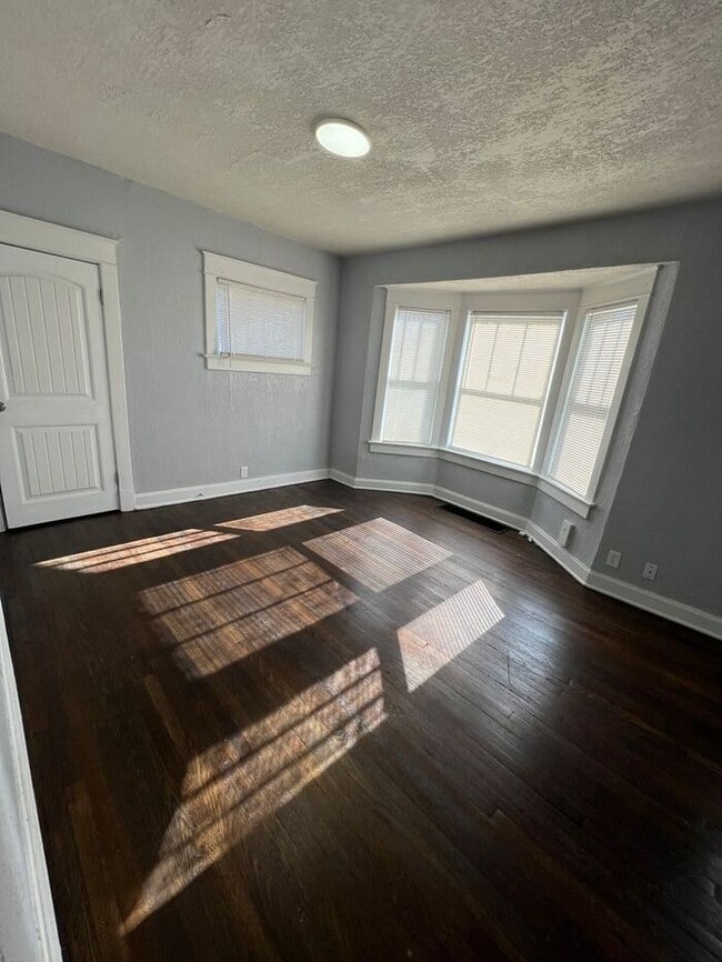 Building Photo - Spacious 5-Bedroom Home with Enclosed Porc...