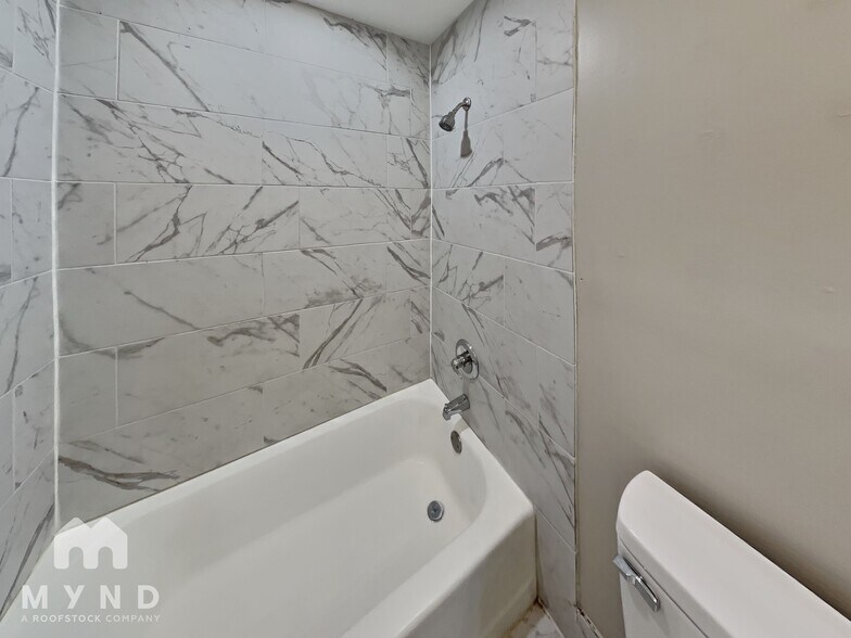 Building Photo - 512 E University Ave