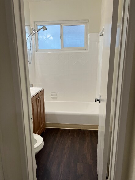 Building Photo - 214 W Maple St