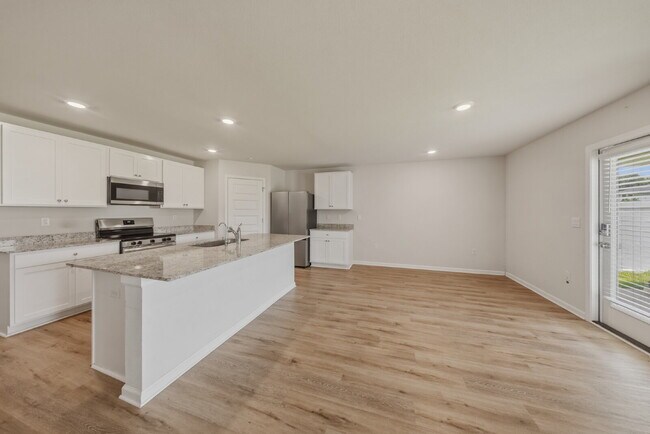 Building Photo - Huge 4 bedroom 2 bathroom home in Southwood