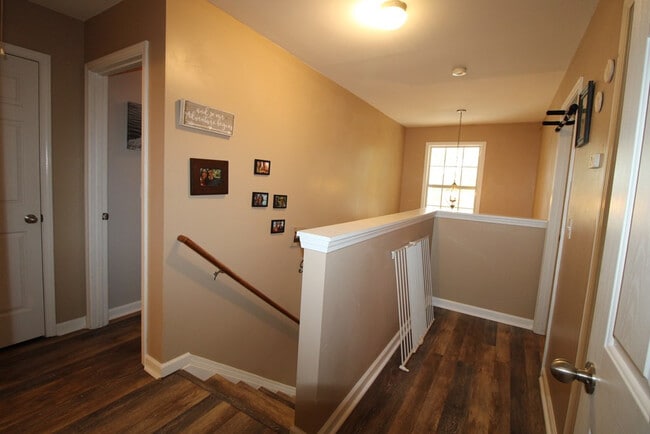 Building Photo - 1425 Mayfield Dr