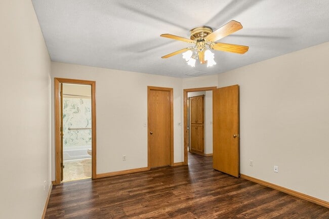 Building Photo - All brick home in Glendale schools!