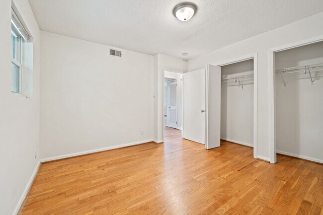 Building Photo - Charming Two Bedroom Home