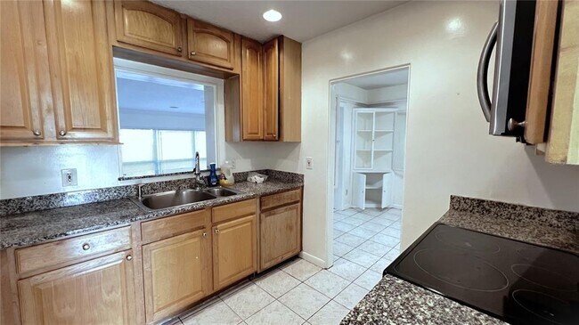 Building Photo - 2421 Laura Pl