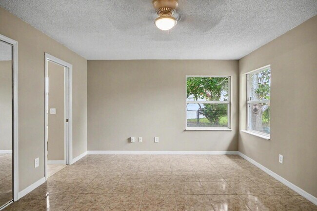 Building Photo - Charming Rental on Quiet Cul-de-Sac!