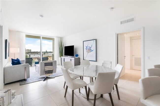 Building Photo - 401 N Birch Rd