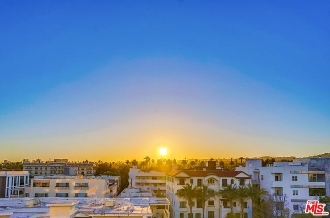 Building Photo - 435 N Oakhurst Dr