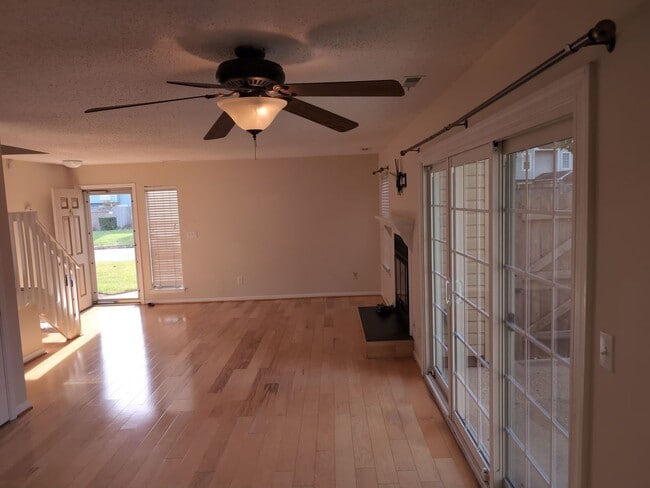 Building Photo - 725 Oleander Cir