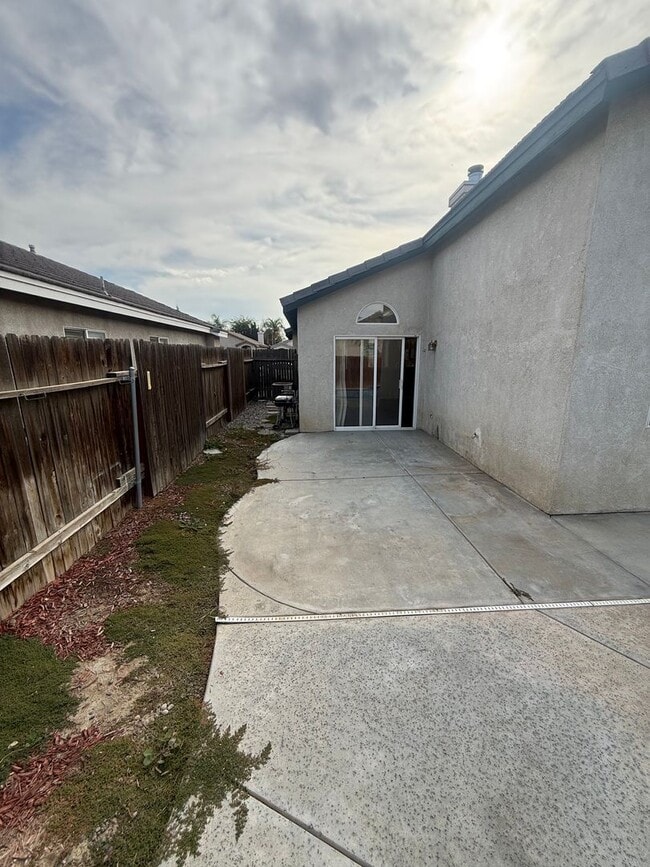 Building Photo - Cozy 3-Bedroom, 2-Bathroom Home in the Cam...