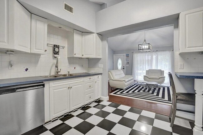 Building Photo - 502 Rambling Dr Cir