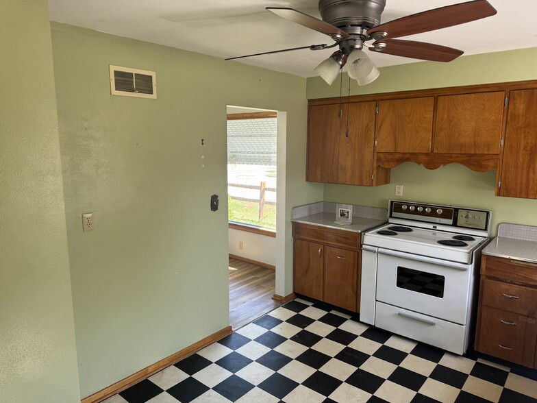 Kitchen area (Stove included) - 2009 Durand Ave