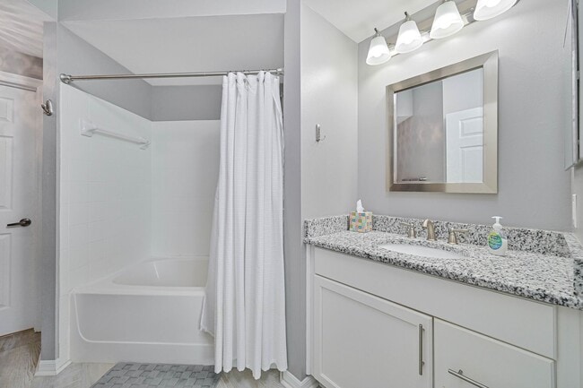 Building Photo - NOW AVAILABLE - Cozy Condo in Fort Myers - 15 Minutes from Beach!