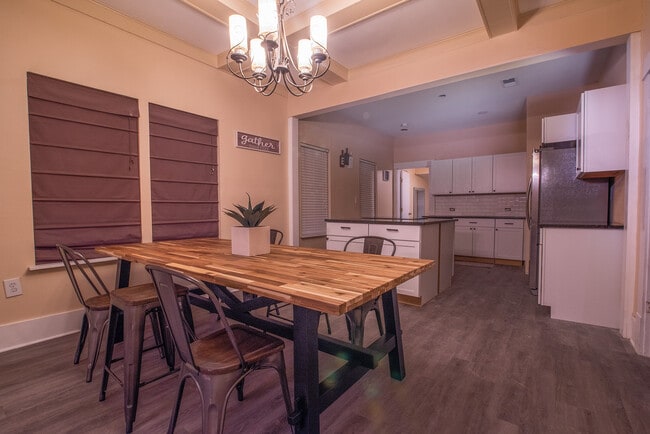 Building Photo - 321 University Ave