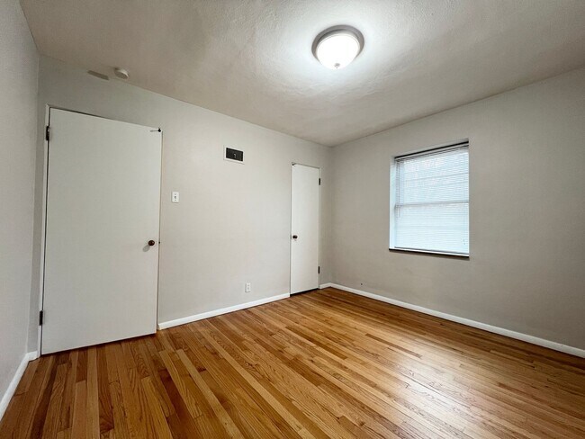 Building Photo - 5012-5014 Jamieson