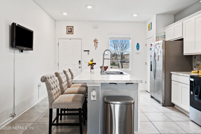 Building Photo - 8415 Zenith Cir