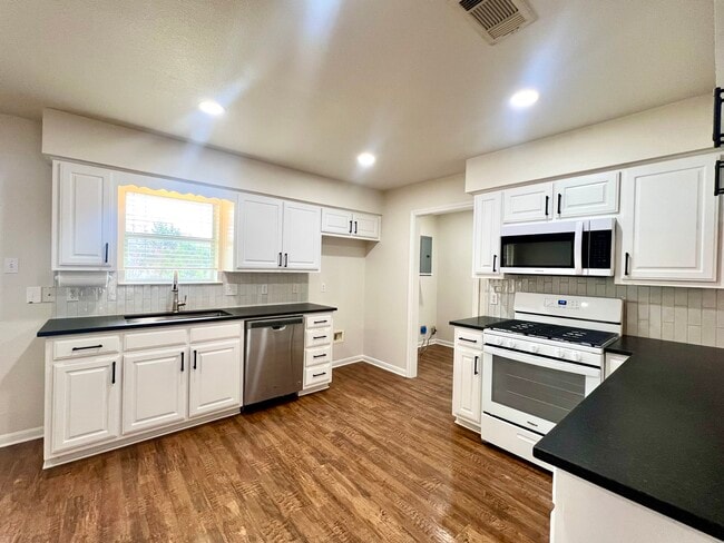 Building Photo - 527 N Avenue Y