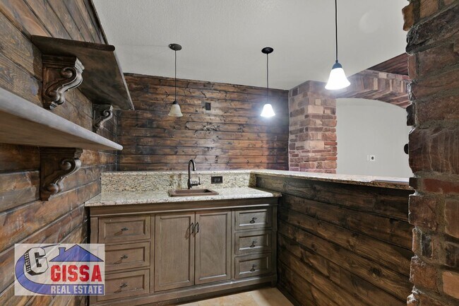 Building Photo - Beautiful home with 7 bedrooms, 5 1/2 bath...