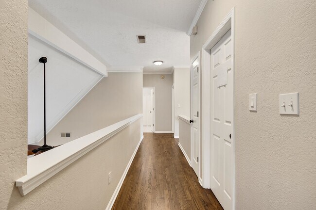 Building Photo - 115 Cottonwood Dr