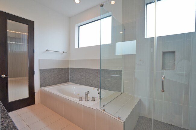 Building Photo - 4611 Austin St