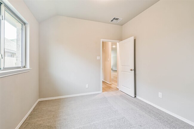 Building Photo - 558 Sand Branch Dr