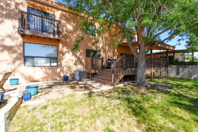 Building Photo - Private Room for Rent with Garage Access -...