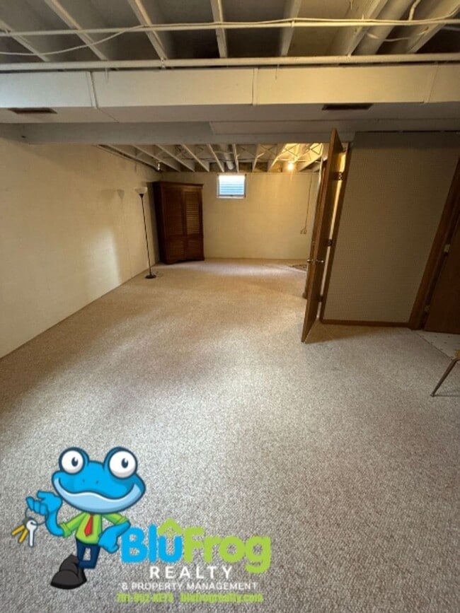 Building Photo - MO -  8th Ave Duplex