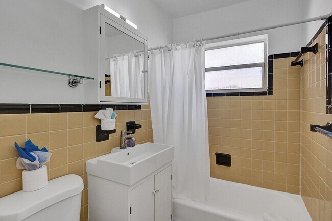 Building Photo - 335 Desoto St