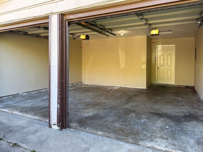 Building Photo - 4 Bedroom / 2 Bath / 2 Car Garage