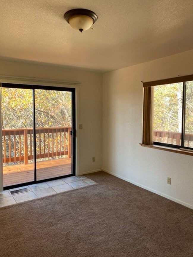 Building Photo - Very nice and comfortable Alta Sierra Home