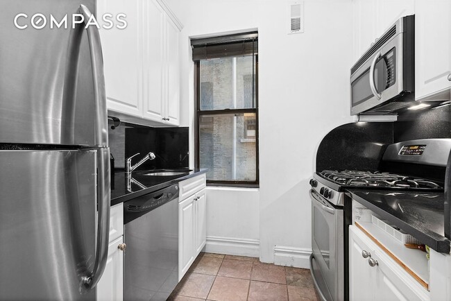 Building Photo - 63 W 107th St