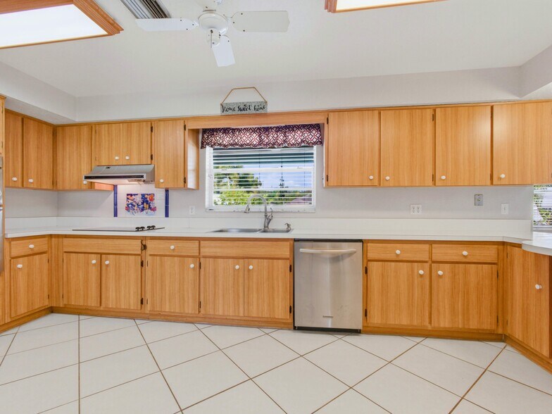 Building Photo - 6611 Venetian Dr