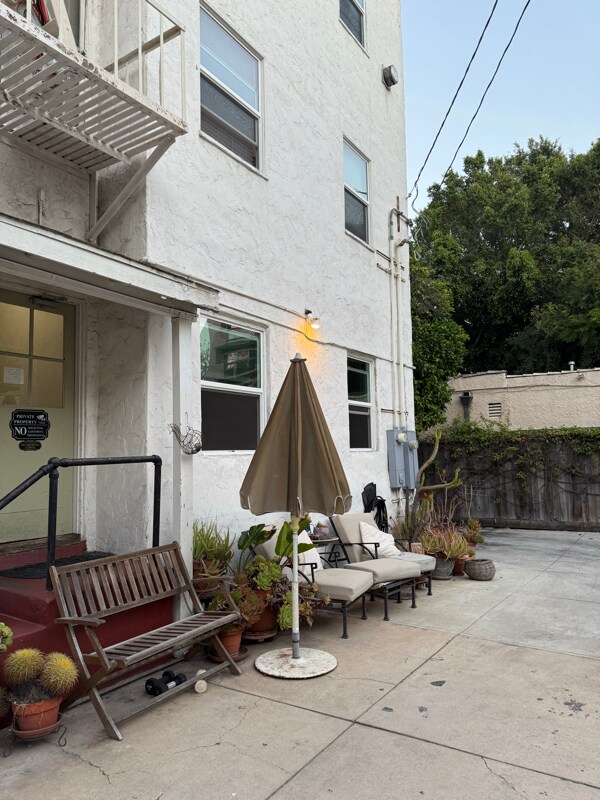 Building Photo - 1201 N Orange Grove Ave