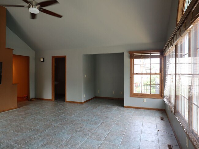 Building Photo - NEW PRICE - GREAT HOME - Single Family Home in Germantown Hills with Pool 3 BR / 4BA