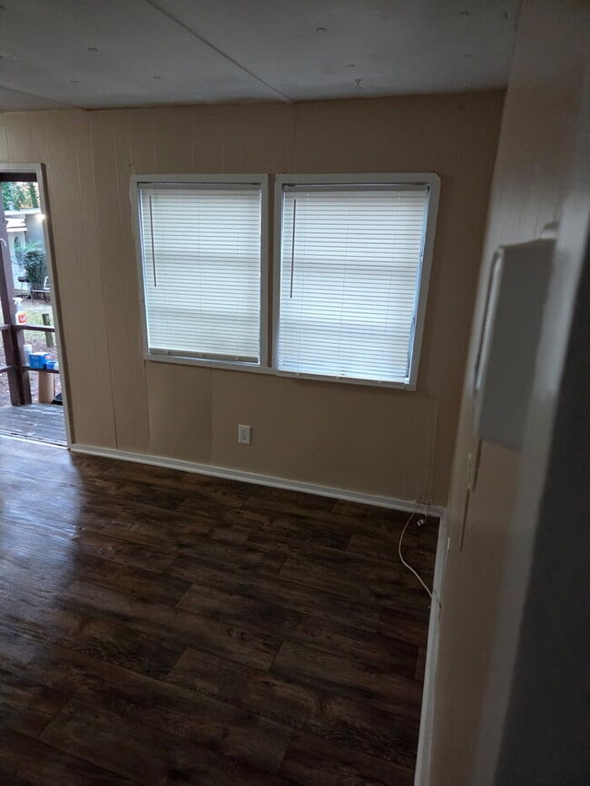 Building Photo - 2827 Friendly Ln