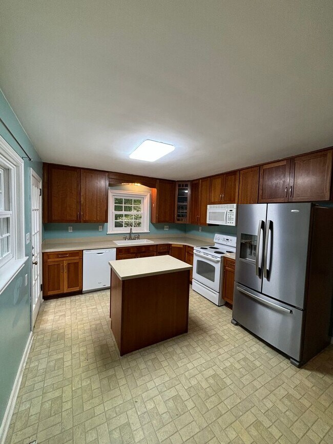 Building Photo - 619 White Oak Dr