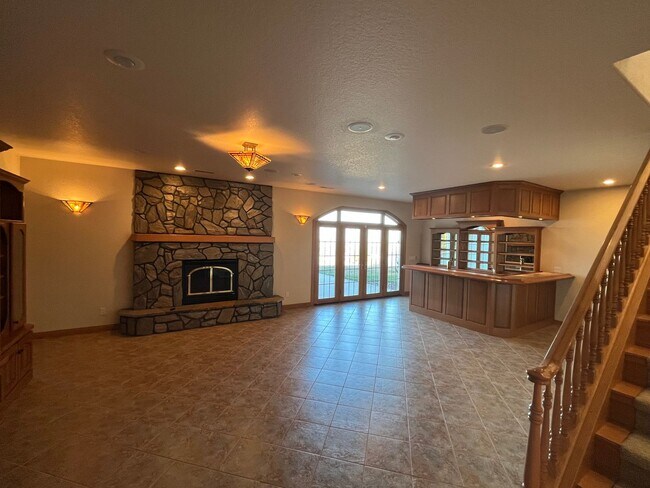 Building Photo - Beautiful Five-Bedroom, Three-Bathroom Home for Rent