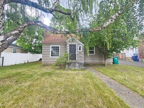 Building Photo - $1,895 - 3 Bed / 1 Bath Vintage Bungalow In North Spokane