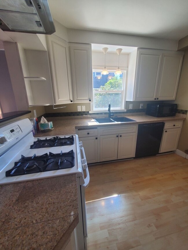 Building Photo - Classic 4 Bedroom Tudor in Desirable Maple...