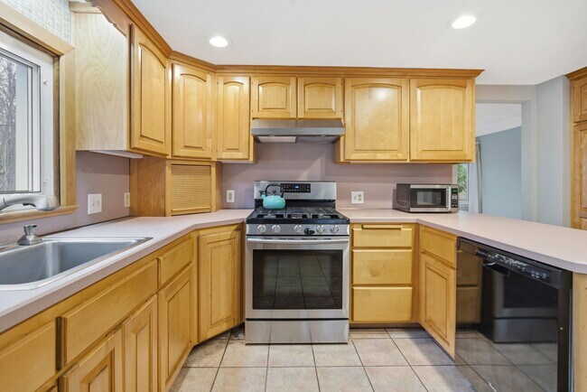 Building Photo - 1108 New Britain Ave