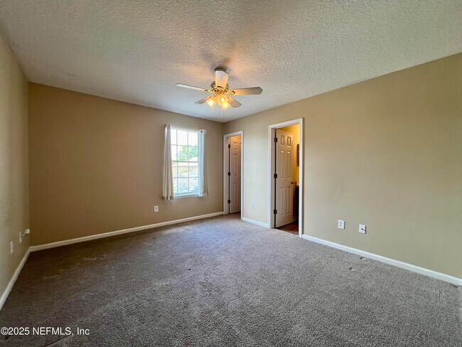 Building Photo - 466 Scrub Jay Dr