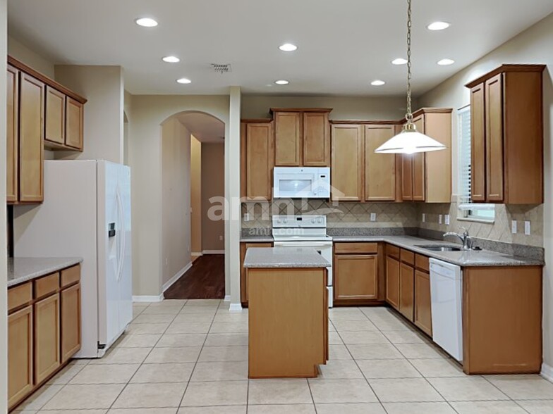 Building Photo - 15152 Stonebriar Way