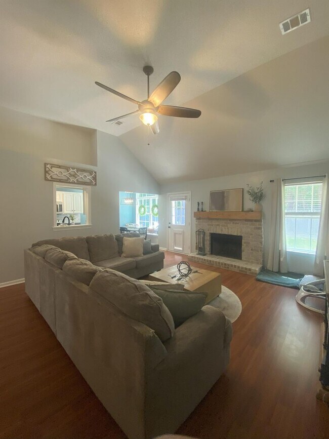 Building Photo - Beautiful 3 Bedroom Home with Fireplace & Private Backyard in Pooler