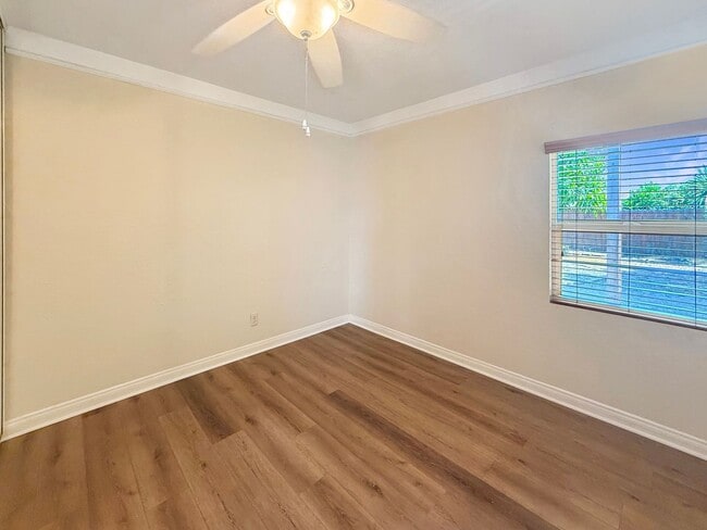 Building Photo - Charming 2B/1BA House w/ Large Yard, Garag...