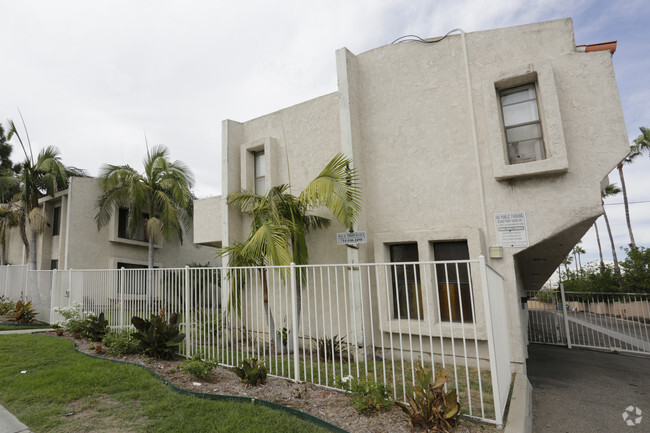 Building Photo - Courtyard Apartments