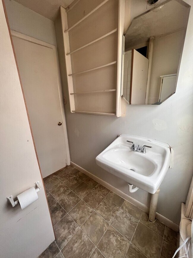 Building Photo - 700 N 5th St