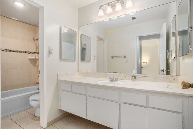 Building Photo - 1130 Fontana Dr